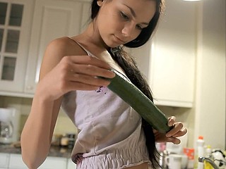 Vegetarian enjoys using a cucumber in her puss
