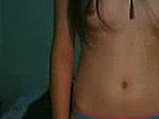 Young Amateur Webcam girl needs to play !