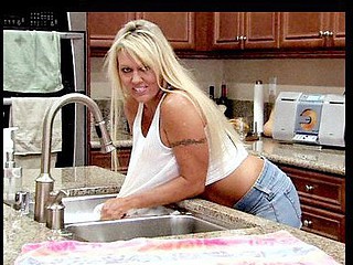 Breathtaking cougar soaks herself on the kitchen counter and rubs her wet pink